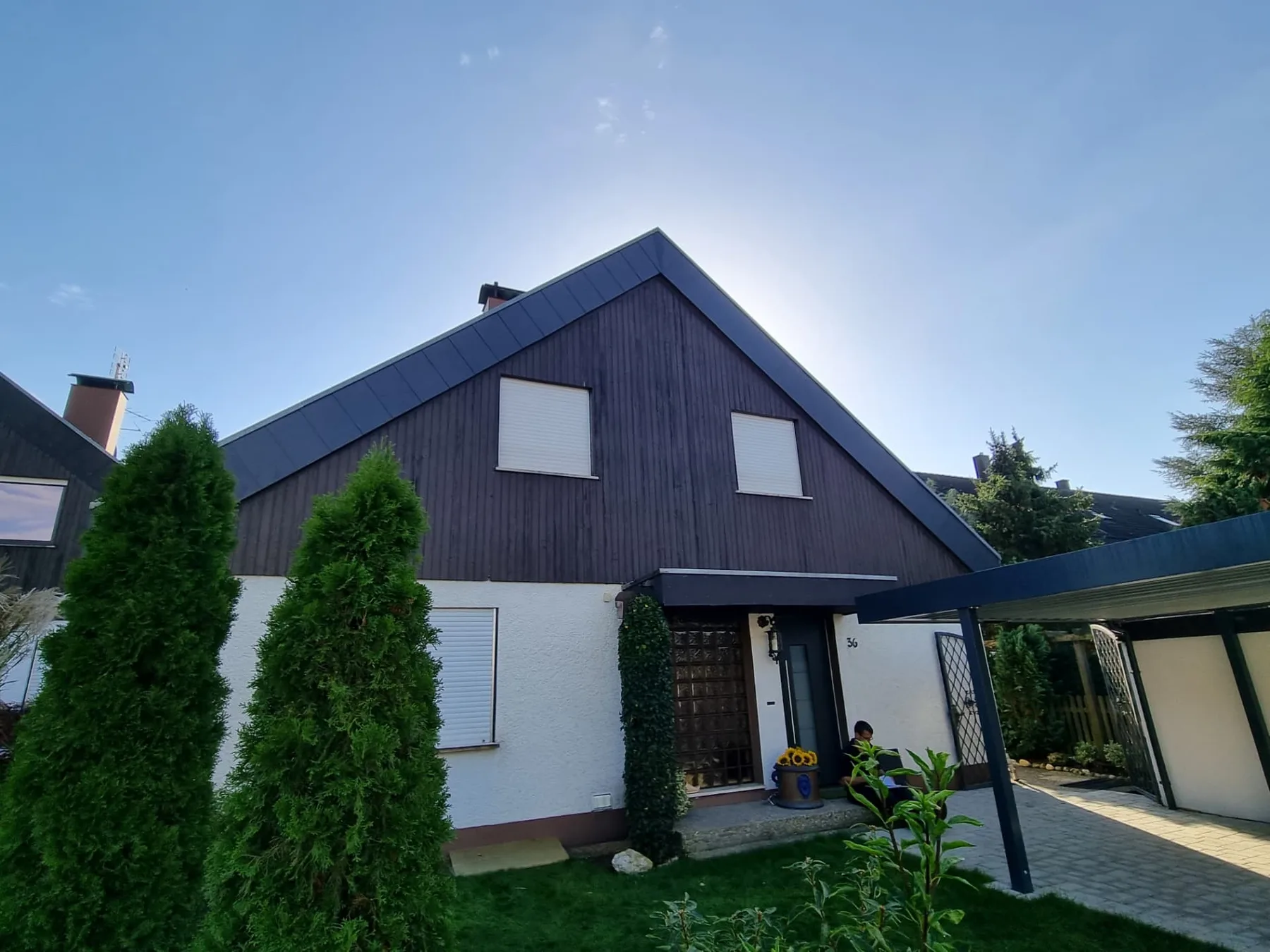 Modernisierte Giebelfassade mit hochwertiger Verkleidung